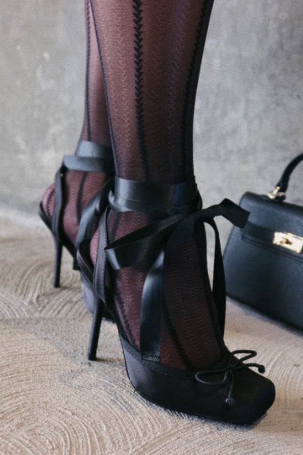 Zapatillas Ballerina Negro puestas, con lazos en el tobillo
