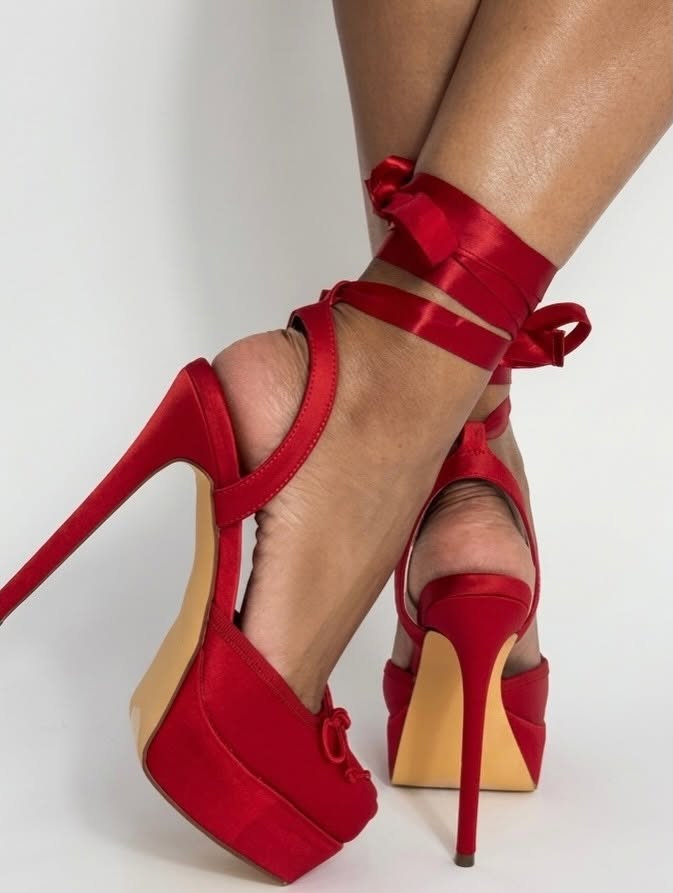 Zapatillas rojas de satén con lazos, fotografía de Beneshoes
